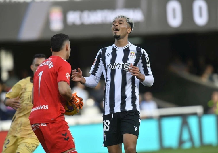 La cláusula del miedo impide a Rafa Núñez jugar el Elche-Efesé de este domingo